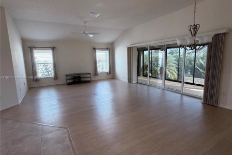 House in The Villages, Florida 3 bedrooms, 177.44 sq.m. № 1972032 - photo 11