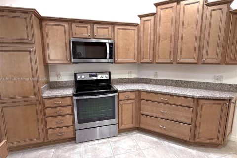 House in The Villages, Florida 3 bedrooms, 177.44 sq.m. № 1972032 - photo 26