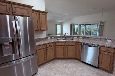 House in The Villages, Florida 3 bedrooms, 177.44 sq.m. № 1972032 - photo 12