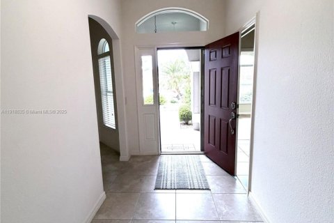 House in The Villages, Florida 3 bedrooms, 177.44 sq.m. № 1972032 - photo 21