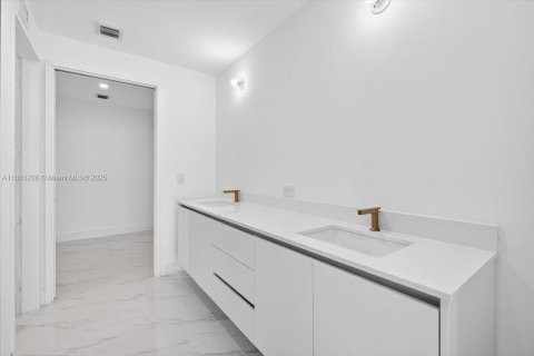 Condo in Miami, Florida, 4 bedrooms  № 1895496 - photo 14