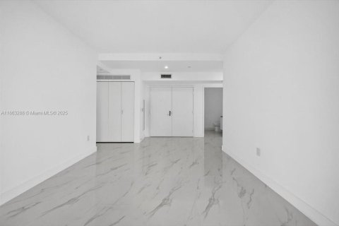 Condo in Miami, Florida, 4 bedrooms  № 1895496 - photo 6