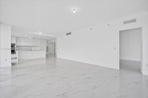 Condo in Miami, Florida, 4 bedrooms  № 1895496 - photo 10