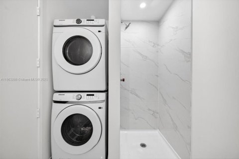 Condo in Miami, Florida, 4 bedrooms  № 1895496 - photo 27