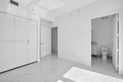 Condo in Miami, Florida, 4 bedrooms  № 1895496 - photo 26