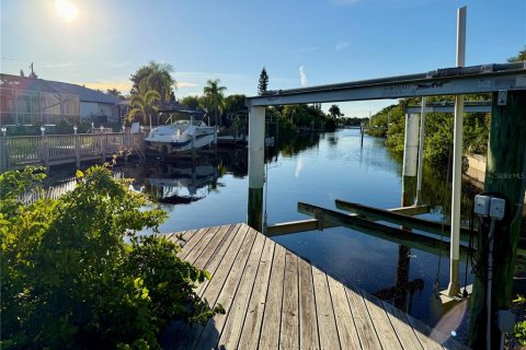 House in Port Charlotte, Florida 3 bedrooms, 150.41 sq.m. № 2394263 - photo 20