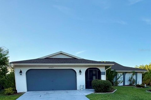House in Port Charlotte, Florida 3 bedrooms, 150.41 sq.m. № 2394263
