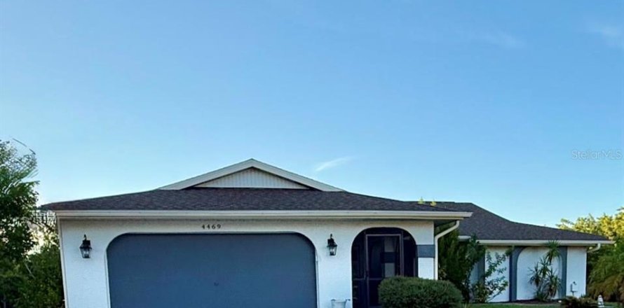 House in Port Charlotte, Florida 3 bedrooms, 150.41 sq.m. № 2394263