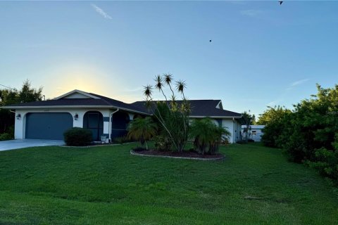 House in Port Charlotte, Florida 3 bedrooms, 150.41 sq.m. № 2394263 - photo 2