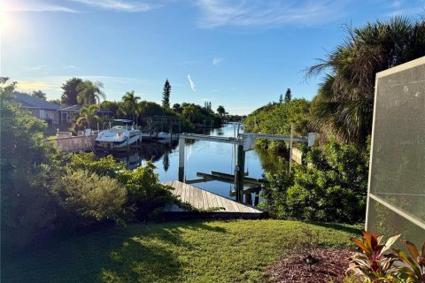 House in Port Charlotte, Florida 3 bedrooms, 150.41 sq.m. № 2394263 - photo 19