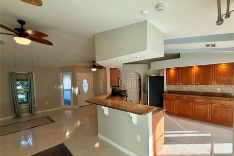 House in Port Charlotte, Florida 3 bedrooms, 150.41 sq.m. № 2394263 - photo 5