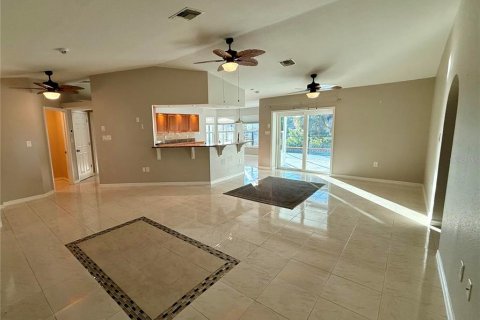 House in Port Charlotte, Florida 3 bedrooms, 150.41 sq.m. № 2394263 - photo 3