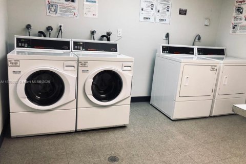 Снять в аренду кондоминиум в Холливуд, Флорида 2 спальни, 102.19м2, № 1941067 - фото 20