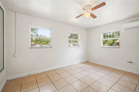 House in Tampa, Florida 2 bedrooms, 62.43 sq.m. № 2201806 - photo 12