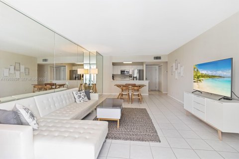 Condo in Miami Beach, Florida, 1 bedroom  № 2010267 - photo 11