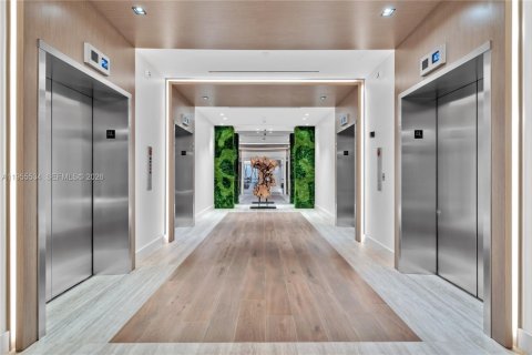 Condo in Miami Beach, Florida, 1 bedroom  № 2010267 - photo 25