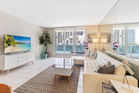 Condo in Miami Beach, Florida, 1 bedroom  № 2010267 - photo 2