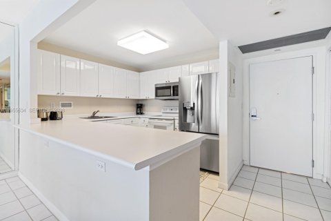 Condo in Miami Beach, Florida, 1 bedroom  № 2010267 - photo 8
