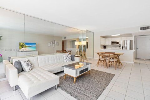 Condo in Miami Beach, Florida, 1 bedroom  № 2010267 - photo 4