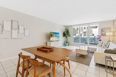 Condo in Miami Beach, Florida, 1 bedroom  № 2010267 - photo 10