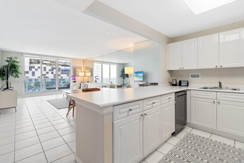 Condo in Miami Beach, Florida, 1 bedroom  № 2010267 - photo 6