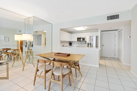 Condo in Miami Beach, Florida, 1 bedroom  № 2010267 - photo 5