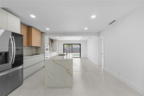 House in Hollywood, Florida 4 bedrooms, 214.23 sq.m. № 1794700 - photo 2