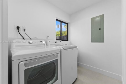 House in Hollywood, Florida 4 bedrooms, 214.23 sq.m. № 1794700 - photo 28