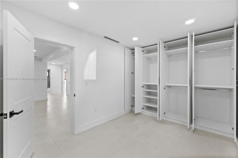 House in Hollywood, Florida 4 bedrooms, 214.23 sq.m. № 1794700 - photo 11