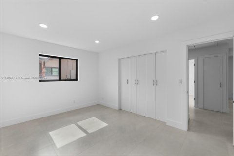 House in Hollywood, Florida 4 bedrooms, 214.23 sq.m. № 1794700 - photo 15