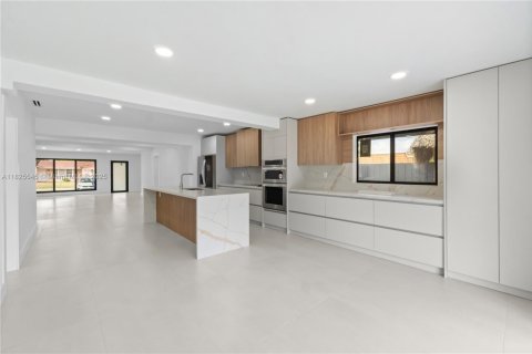 House in Hollywood, Florida 4 bedrooms, 214.23 sq.m. № 1794700 - photo 4