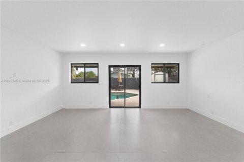 House in Hollywood, Florida 4 bedrooms, 214.23 sq.m. № 1794700 - photo 9