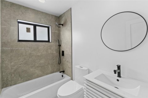 House in Hollywood, Florida 4 bedrooms, 214.23 sq.m. № 1794700 - photo 26