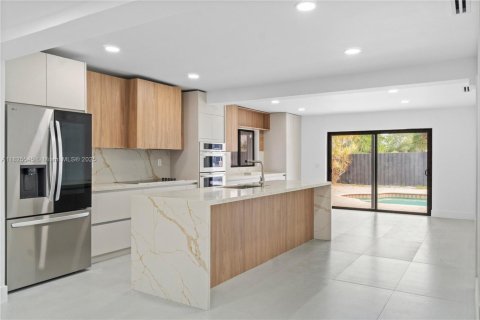 House in Hollywood, Florida 4 bedrooms, 214.23 sq.m. № 1794700 - photo 3