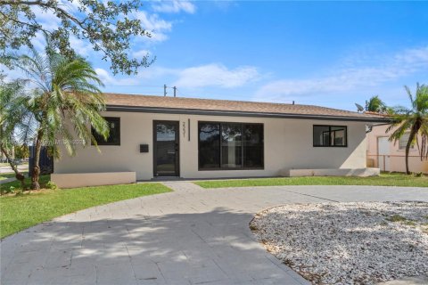 House in Hollywood, Florida 4 bedrooms, 214.23 sq.m. № 1794700 - photo 30