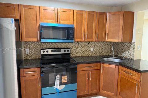 Condo in Hialeah, Florida, 2 bedrooms  № 1872618 - photo 5