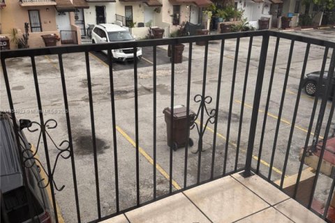 Condo in Hialeah, Florida, 2 bedrooms  № 1872618 - photo 1