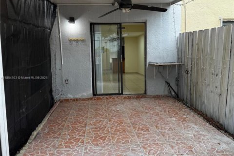 Condo in Hialeah, Florida, 2 bedrooms  № 1872618 - photo 14