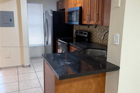 Condo in Hialeah, Florida, 2 bedrooms  № 1872618 - photo 6