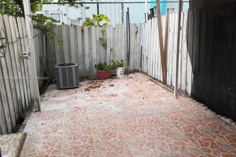Condo in Hialeah, Florida, 2 bedrooms  № 1872618 - photo 13