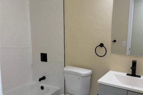 Condo in Hialeah, Florida, 2 bedrooms  № 1872618 - photo 11