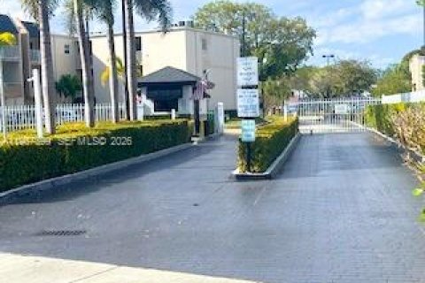 Condo in Miami, Florida, 1 bedroom  № 2031551 - photo 3