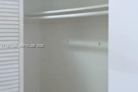 Condo in Miami, Florida, 1 bedroom  № 2031551 - photo 10