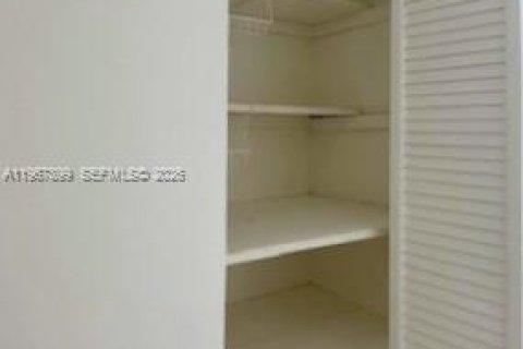 Condo in Miami, Florida, 1 bedroom  № 2031551 - photo 11