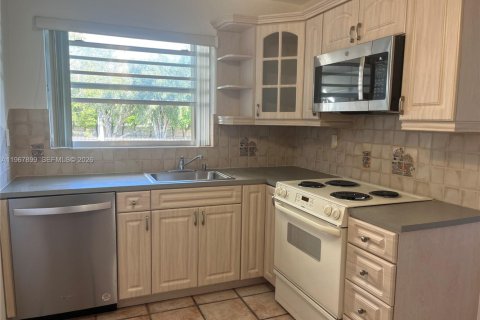 Condo in Miami, Florida, 1 bedroom  № 2031551 - photo 4