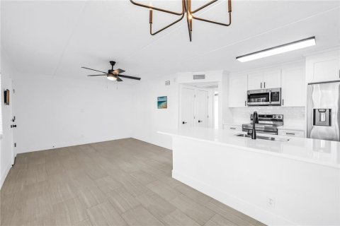 Condominio en venta en Treasure Island, Florida, 2 dormitorios, 70.61 m2 № 2100666 - foto 18