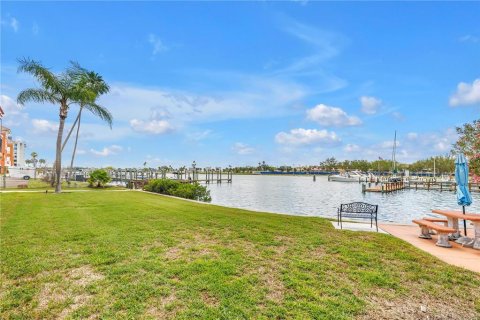 Condominio en venta en Treasure Island, Florida, 2 dormitorios, 70.61 m2 № 2100666 - foto 10