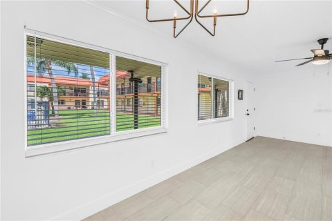 Condominio en venta en Treasure Island, Florida, 2 dormitorios, 70.61 m2 № 2100666 - foto 24