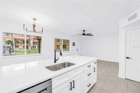 Condominio en venta en Treasure Island, Florida, 2 dormitorios, 70.61 m2 № 2100666 - foto 14