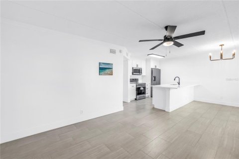 Condominio en venta en Treasure Island, Florida, 2 dormitorios, 70.61 m2 № 2100666 - foto 16